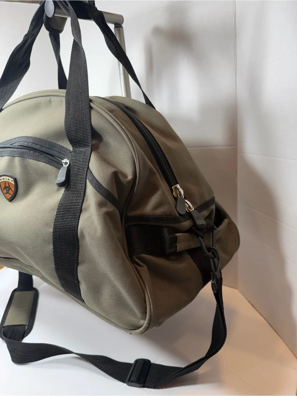 Ariat Olive Green Duffel Bag for Men comes with strap
